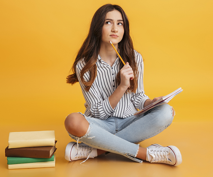 Tips para elaborar correctamente una hoja de vida Chica con libros pensando qué escribir