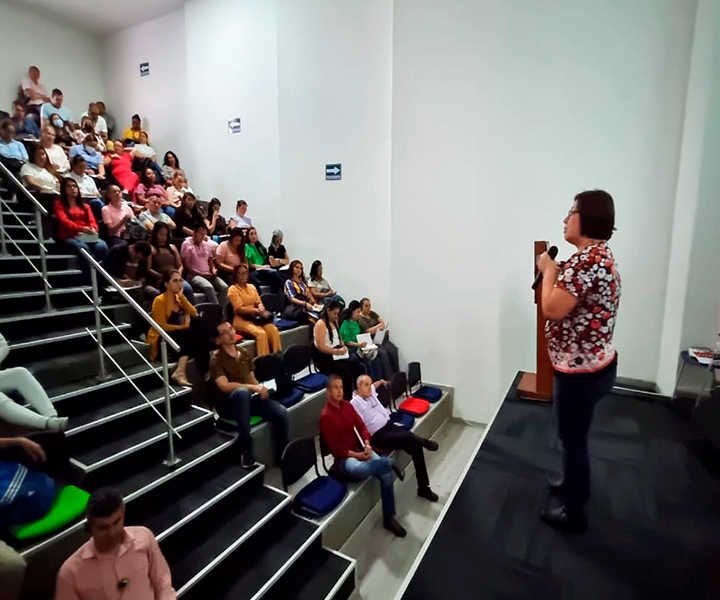 Visita de docente de Texas a sede Pereira Dra-Clarena-Larotta.jpg