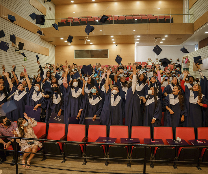 En Urabá se graduaron 41 nuevos administradores en Seguridad y Salud en el Trabajo y licenciados en Educación Infantil. Estudiantes de UNIMINUTO Centro Regional Urabá lanzando sus birretes el día de sus grados