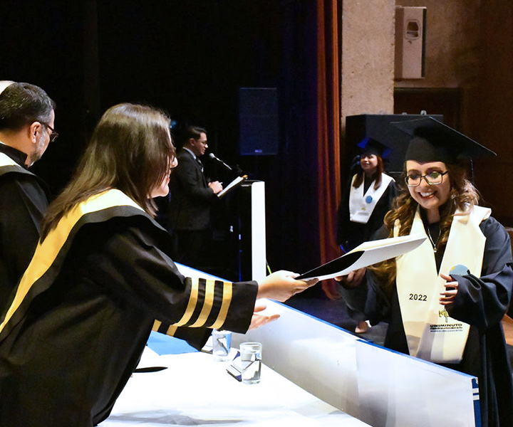 Primera promoción de especialistas en Comunicación Digital Estudiante recibiendo título de grados
