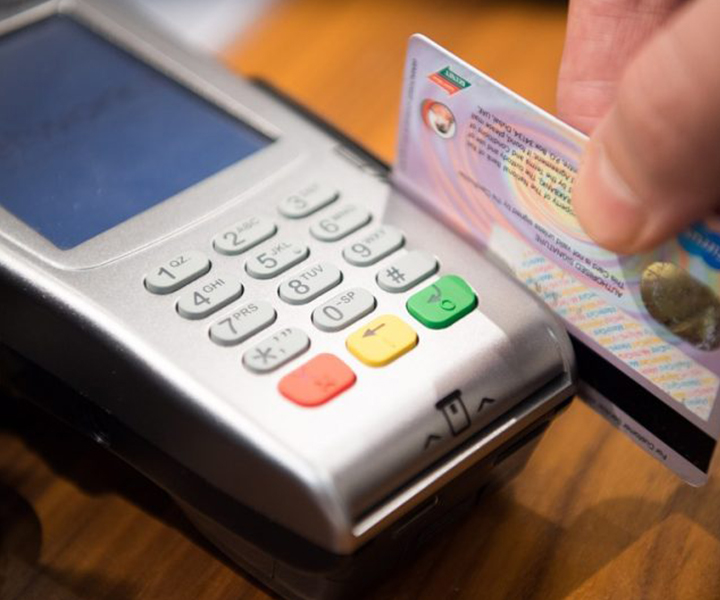 ¿El fin del 4x1000? Tarjeta débito insertada en un datáfono