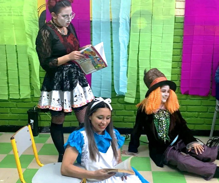 Innovaciones educativas en lúdica y juego para aprender mejor Etudiantes haciendo sketch de teatro