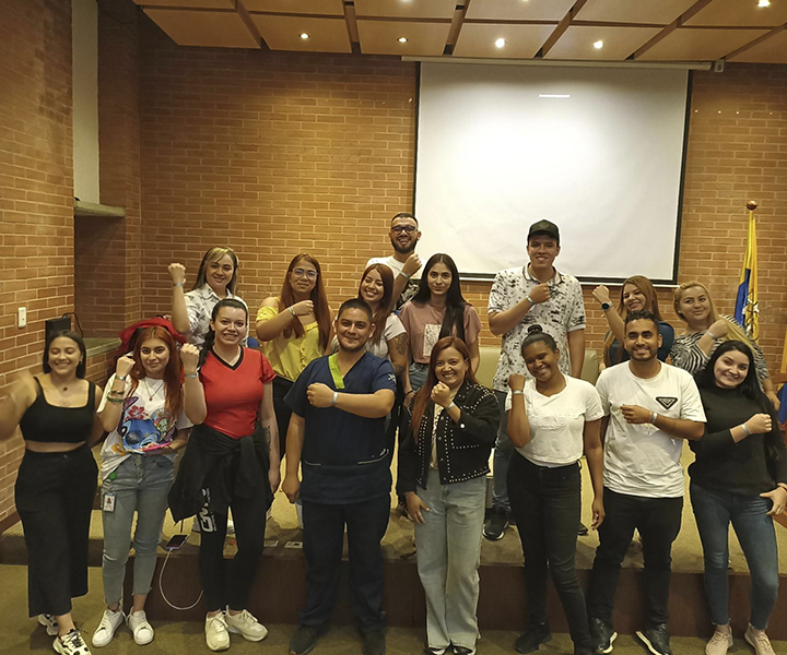Egresados regresan a ser voz de motivación en inducción para estudiantes nuevos Egresados de UNIMINUTO que bridaron la inducción a estudiantes nuevos