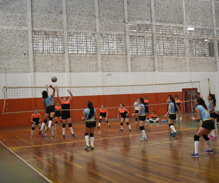 Estudiantes universitarias jugando voleibol juegos-nacionales-uniminuto.jpg