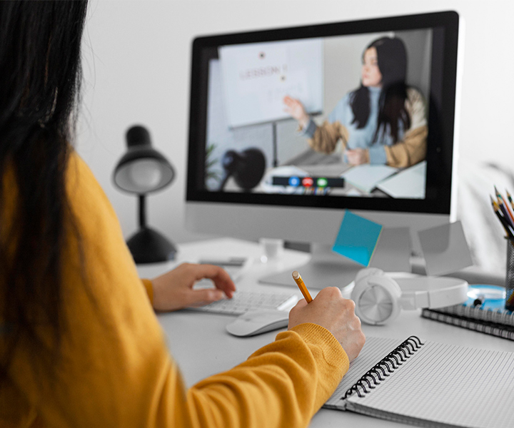 UNIMINUTO le apuesta al aprendizaje para toda la vida con sus ciclos de actualización para egresados. Estudiante en clase online