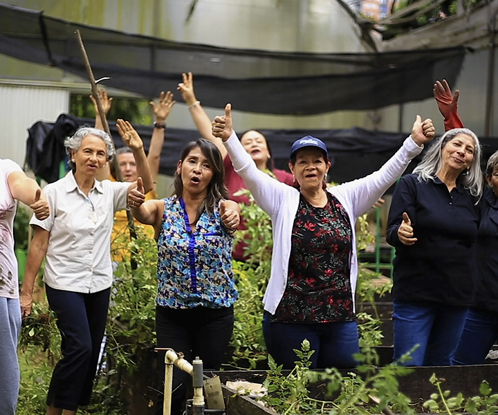 Red de familias continúa potenciando lazos de acompañamiento Mujeres pertenecientes a la red de familias en la huerta de UNIMINUTO