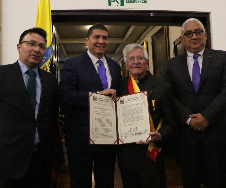 Padre Diego Jaramillo con miembros del concejo de Bogotá y Dr. Jefferson Arias, rector UNIMINUTO Bogotá Padre Diego Jaramillo con miembros del concejo de Bogotá y Dr. Jefferson Arias, rector UNIMINUTO Bogotá