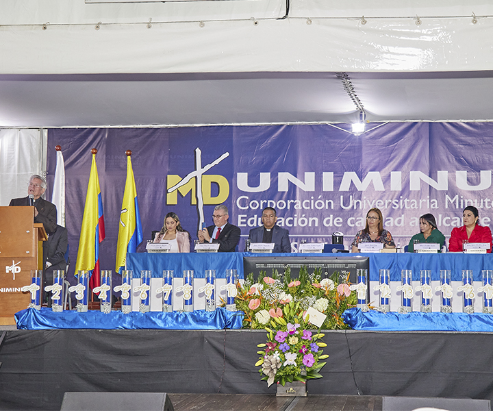 En nuestros 20 años, reconocimos la excelencia Mesa principal de la ceremonia 20 años de excelencia UNIMINUTO