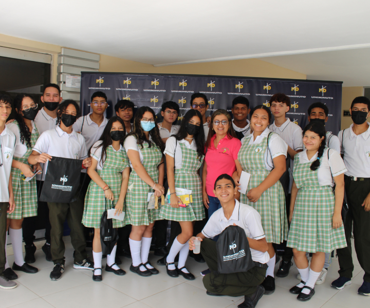 Feria Proland Rectoría Caribe Estudiantes de colegio en auditoria recibiendo charla