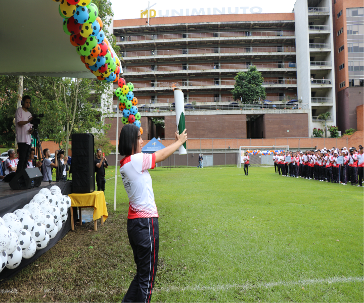 Más de 800 deportistas de toda Colombia participan en los XII Juegos Nacionales UNIMINUTO Mujer deportista con antorcha encendida