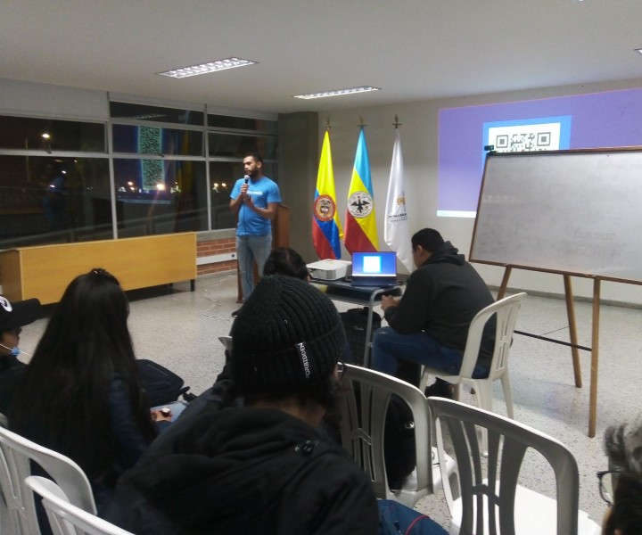 UNIMINUTO trae a Colombia la primera Comunidad Microsoft Gustavo Mejía Estudiante Ingeniería de Sistemas UNIMINUTO Madrid