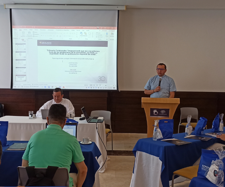 III Congreso Nacional de Pastoral e Identidad Misional Un hombre con microfono hablando en frente de varias personas
