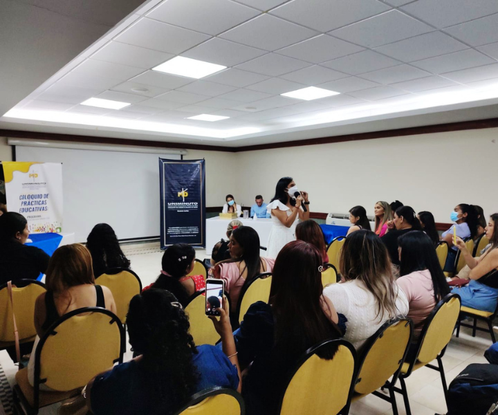 II Coloquio de Prácticas Educativas: Arte y Cultura en la Primera Infancia Mujer dictando conferencia