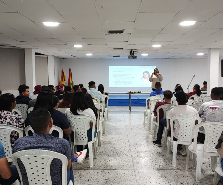 Conversatorio ConsTRUYETE Estudiantes realizando taller