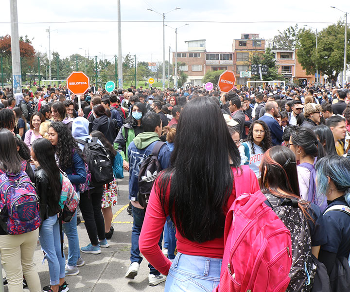 Jornada exitosa en el Simulacro de Evacuación en UNIMINUTO Bogotá Presencial Población universitaria en punto de encuentro