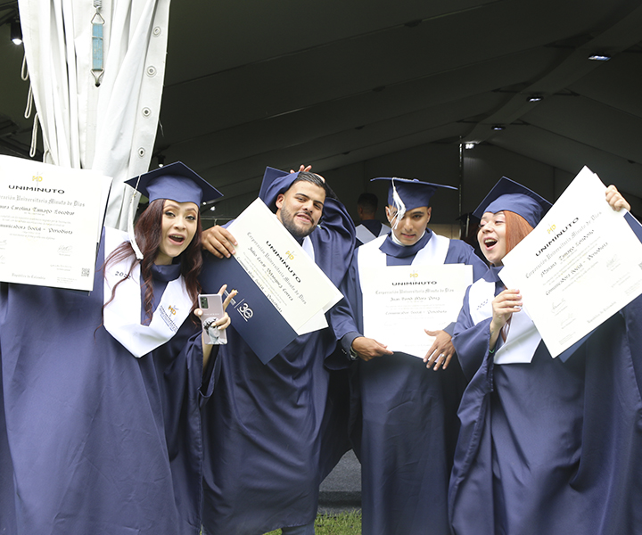 Con valentía, coraje y esfuerzo, se cumplieron 1010 sueños Graduados UNIMINUTON luciendo sus diplomas