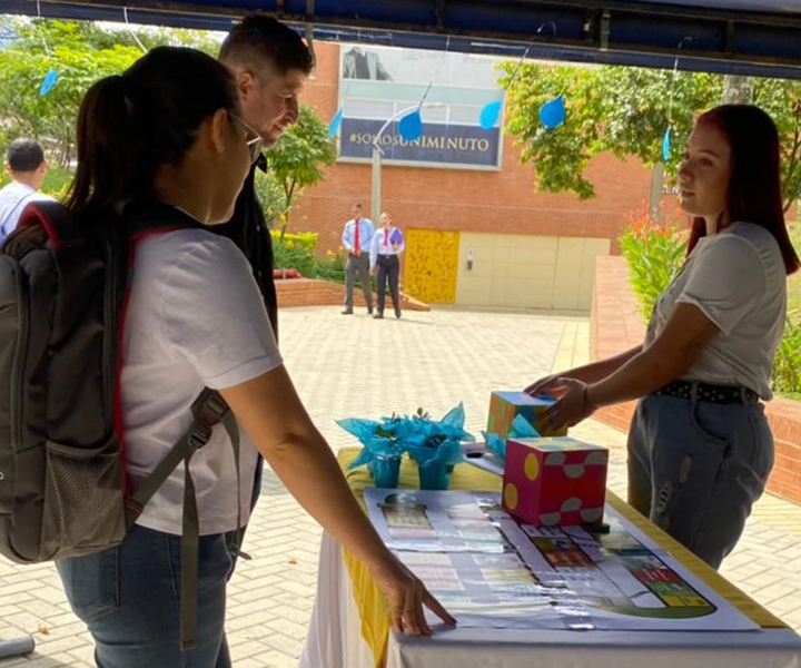 Feria del Ahorro del Agua y la Energía sensibilizó prácticas ambientales Estudiantes participando en los stand de la Feria del Ahorro del Agua y la Energía