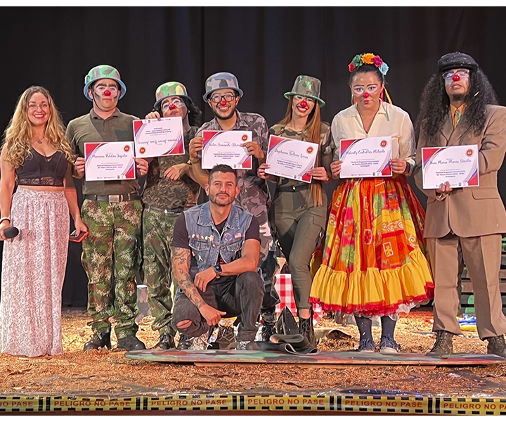 Grupo ‘Esquizofrénicos Clowns’ obtuvo primer lugar en Festival de Teatro ASCUN Integrantes del grupo de teatro de UNIMINUTO Seccional Antioquia - Chocó en el Festival de Teatro ASCUN