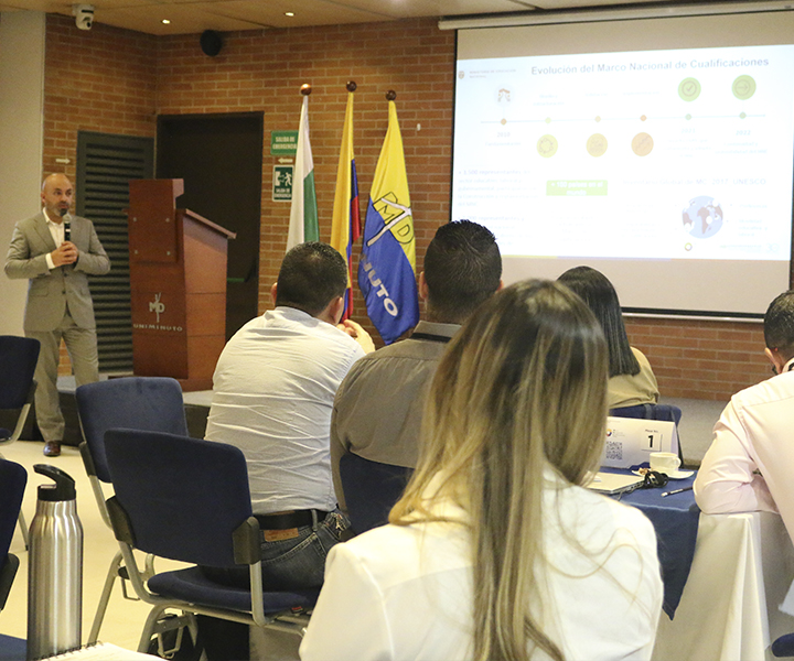 Ministerio de Educación socializó el Marco Nacional de Cualificaciones con IES de la región Expertos del Ministerio de Educación socializando el Narco Nacional de Cualificación
