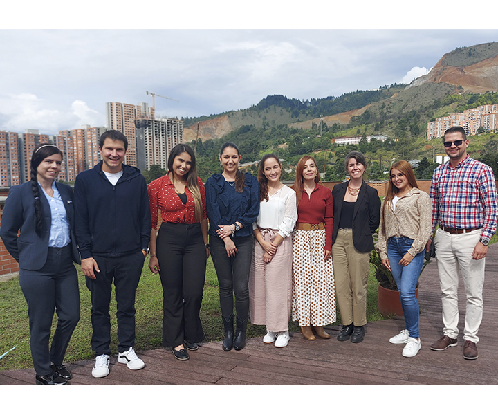 Visita de Team Labs potencia estrategias de emprendimiento Funcionaros de Team Labs reunidos con colaboradores UNIMINUTO