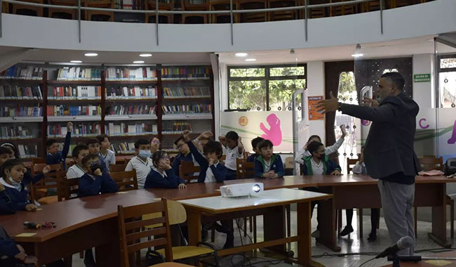 Carlos Mendes y niños del CEMID realizan taller de identificación de noticias falsas en los medios