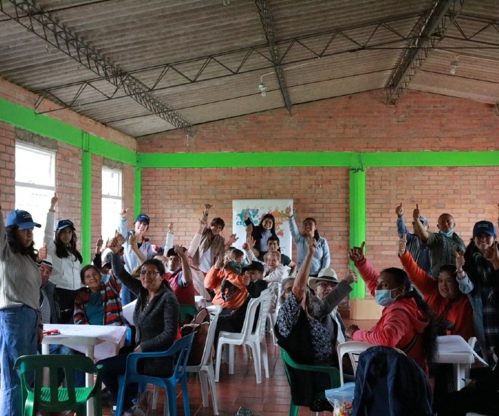 UNIMINUTO Cundinamarca sigue transformando territorios a través de sus procesos de inmersión investigativa Manos de participantes en la cartografía social de la Vereda Veraguas en Pacho Cundinamarca.