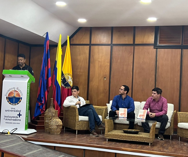 UNIMINUTO Caribe pública su primer libro sobre la Biorrefinación Sostenible del Camarón Personas en conversatorio