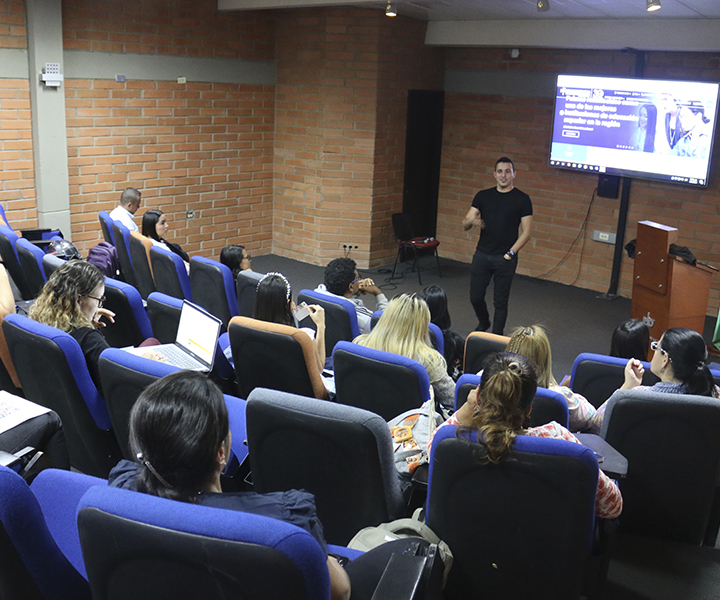 Café empresarial fortaleció lazos y relaciones de emprendimiento Personas reunidas en un auditorio