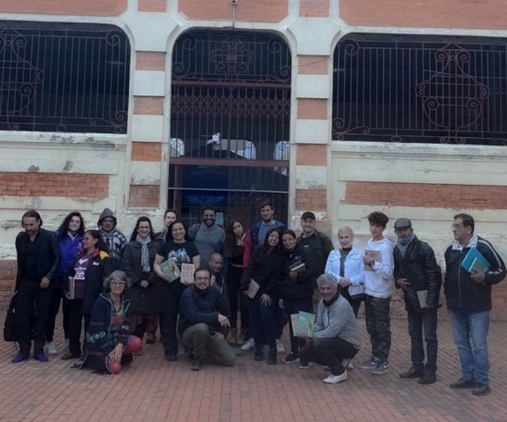 “En las calles arte, en Las Cruces paz” Estudiantes de muestras artísticas frente iglesia las cruces