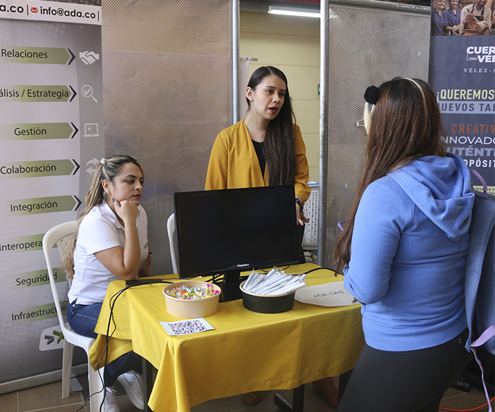 Feria acercó oportunidades laborales a la comunidad académica Asistentes en la Feria de Crédito y Empleabilidad UNIMINUTO