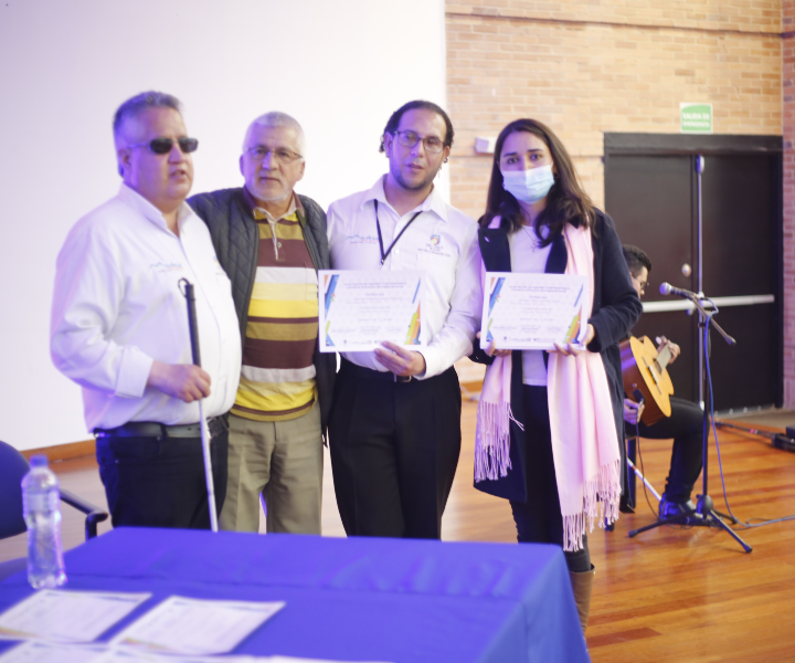 Profesores y Colaboradores de UNIMINUTO Madrid fueron certificados en manejo de lenguaje inclusivo Edgar Bello y Eric Zarate funcionarios del programa de Discapacidad de la Alcaldía de Madrid