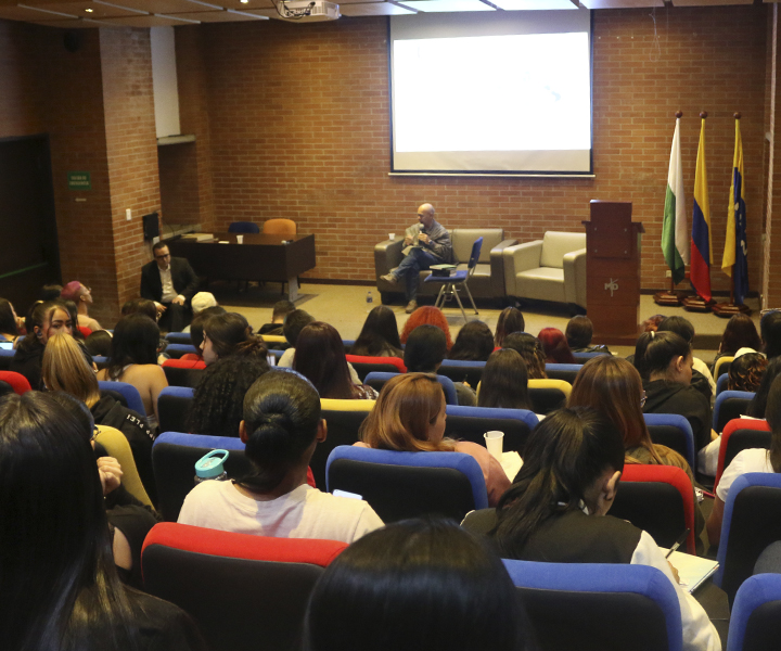 Socialización de prácticas profesionales de Trabajo Social fortalecieron aprendizajes Personas escuchando una conferencia en un auditorio