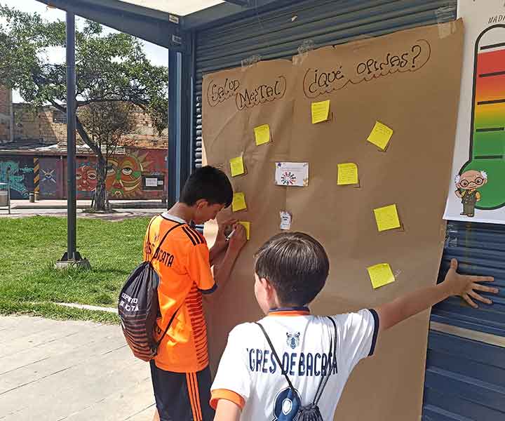 Niños de la comunidad participan en la lluvia de ideas en el laboratorio de gilab del parque científico de innovación social de la uniminuto dsk-ninos-de-la-comunidad-participan-en-lluvia-de-ideas-laboratorio-gilab-salud-mental.jpg