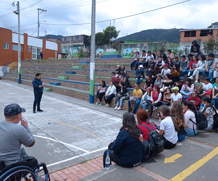 Salidas pedagógicas que generan experiencias significativas Estudiantes en gradas de parqeues del Mochuelo y Corinto en Ciudad Bolívar