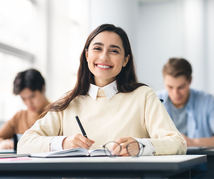 Mujer en salón de clase Mujer en salón de clase