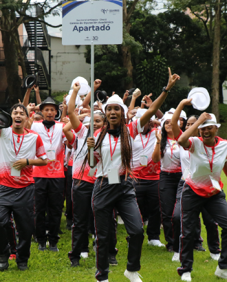 Estudiantes del COA Apartadó celebrando en la inauguración