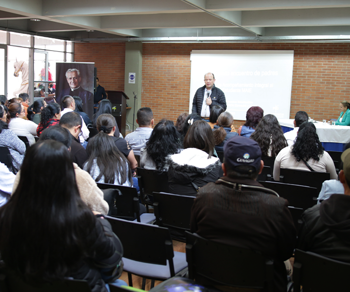 El papel de la familia y la salud mental en la vida Universitaria Director de CUZ da la bienvenida