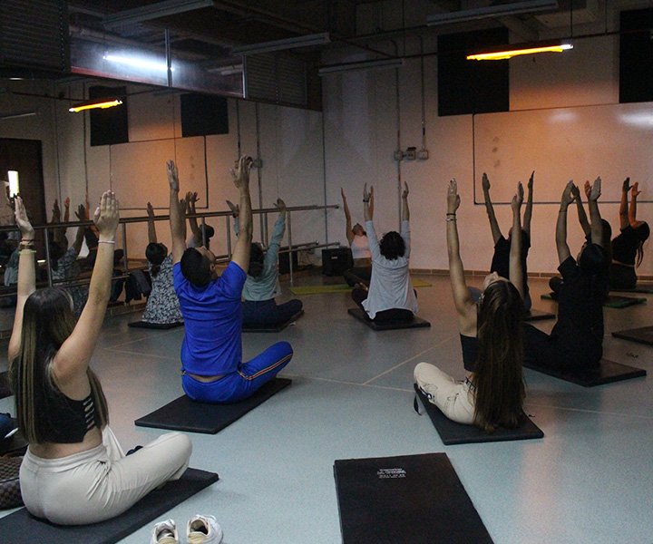 Parque de la Vida incentiva a la comunidad educativa al cuidado y bienestar Estudiantes en clase de Yoga en UNIMINUTO