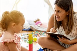 Psicóloga en consulta con niña