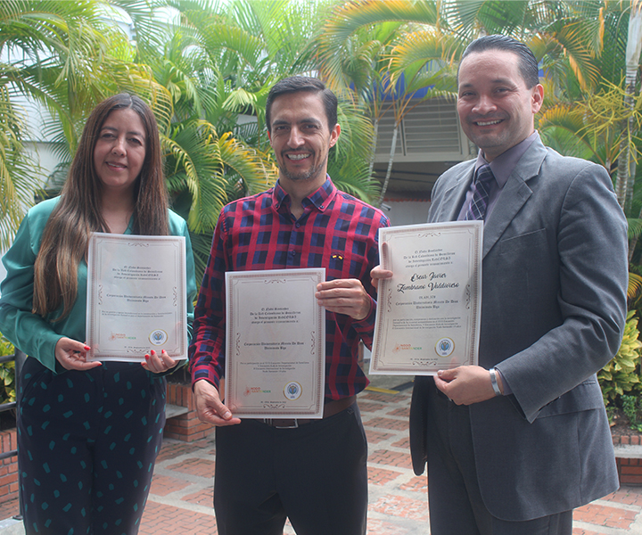 Directivos recibiendo reconocimiento Directivos recibiendo reconocimiento