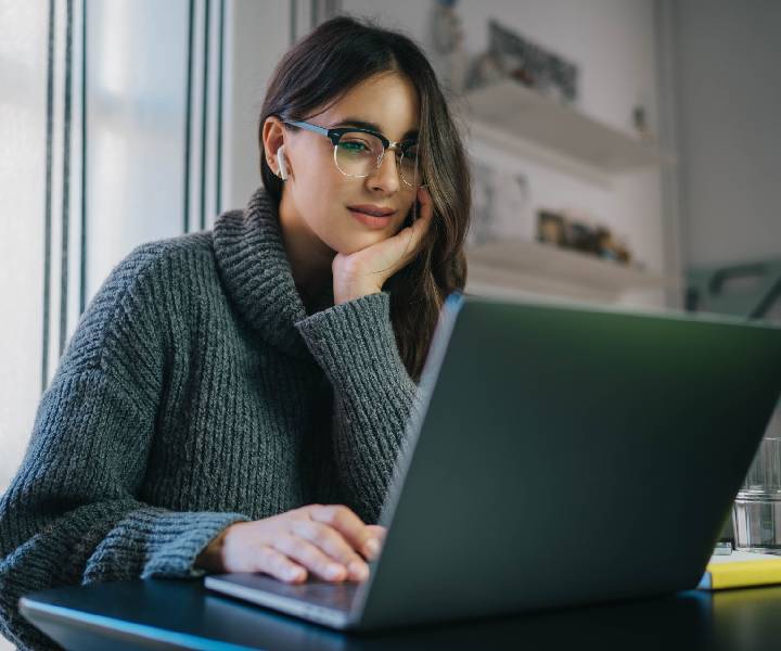 mujer con computador mujer con computador
