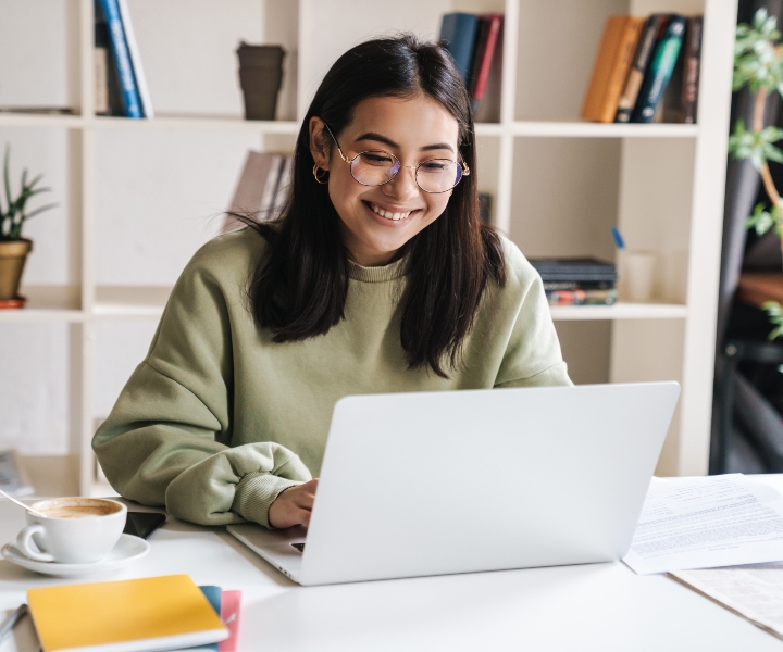 mujer con computador mujer con computador