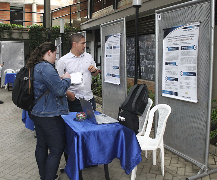 Investigación, desarrollo e innovación como apuesta del crecimiento estudiantil Estudiante exponiendo