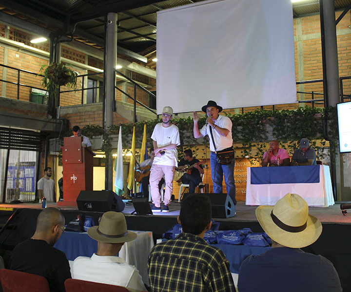 Entre copla y verso, Festival Universitario de la Trova coronó nuevo rey Estudiantes de UNIMINUTO trovando en el Festival Universitario de Trova
