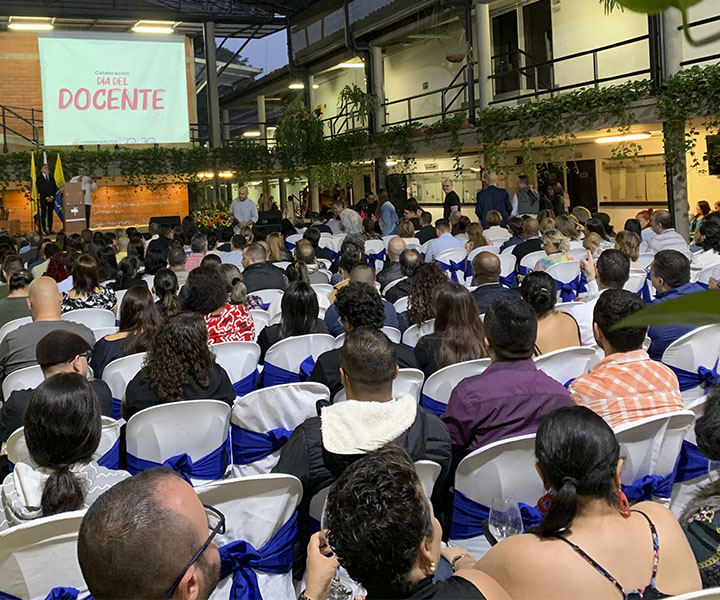 Día del Maestro: Amor y dedicación como motor para contribuir a la sociedad Docentes reunidos en el recinto escuchando un discurso