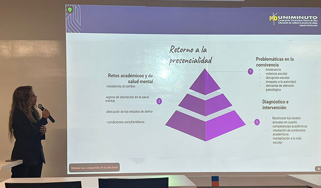 Estudiante de maestría de educación exponiendo 