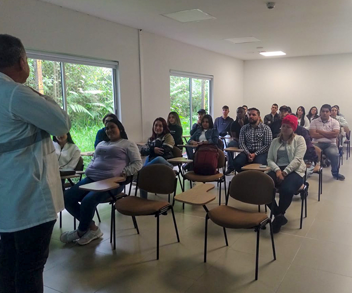 Estudiantes en visita a Industria Licorera de Caldas ILC-Visita.jpg