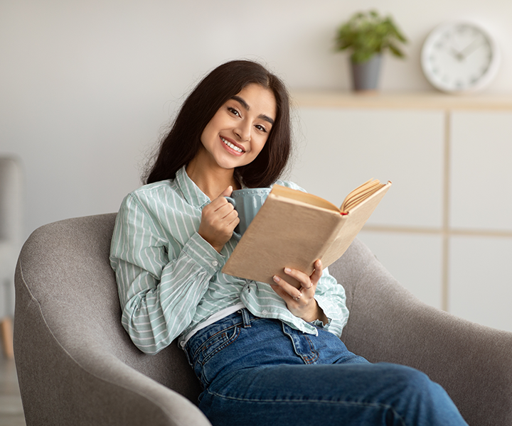 Estudiante leyendo libro Estudiante leyendo libro