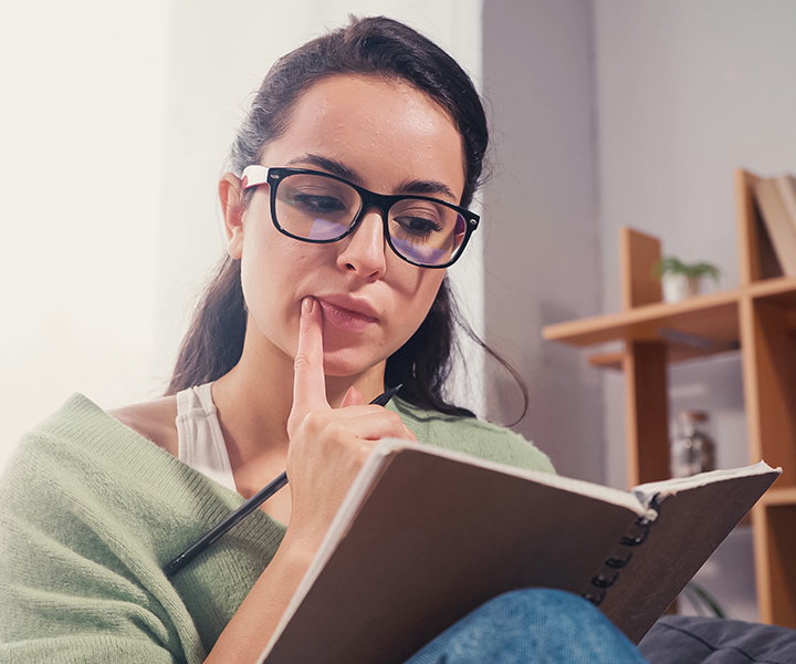 Mujer leyendo Mujer leyendo