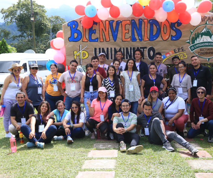 Estudiantes y egresados participantes del campamento Estudiantes y egresados participantes del campamento